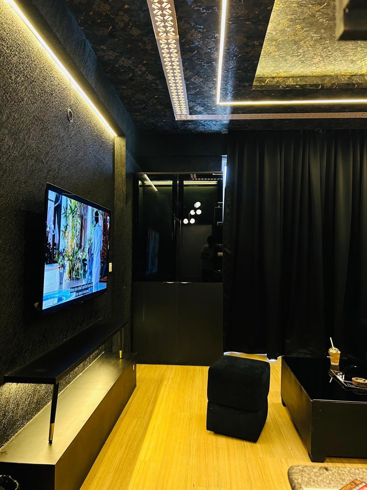 Shades Of Black 2 Hotel Lucknow Exterior photo