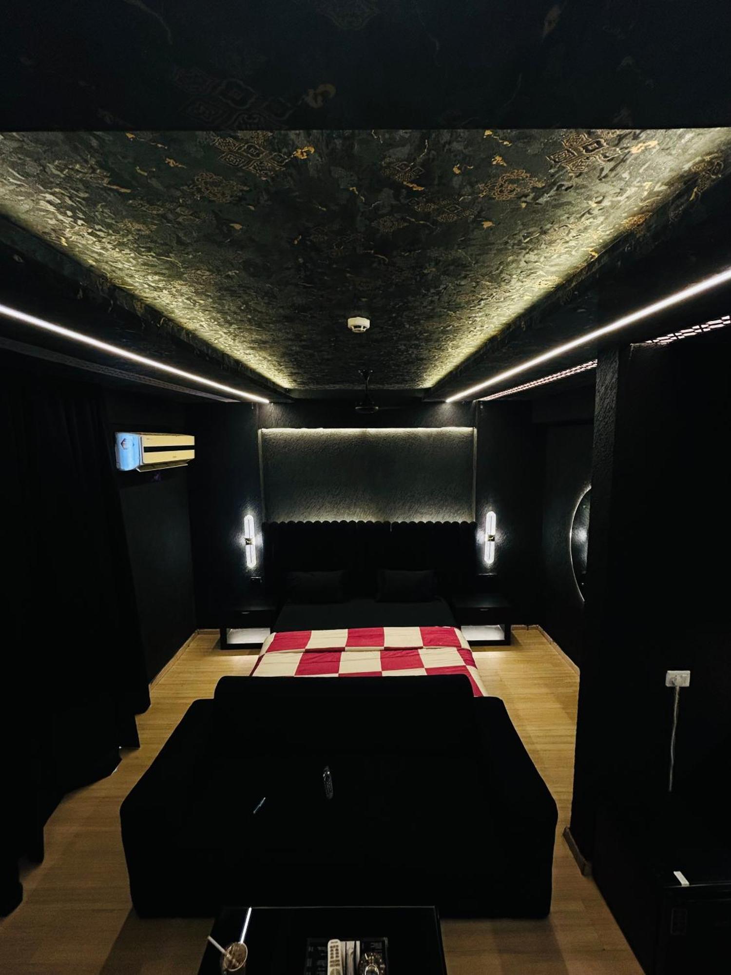 Shades Of Black 2 Hotel Lucknow Exterior photo